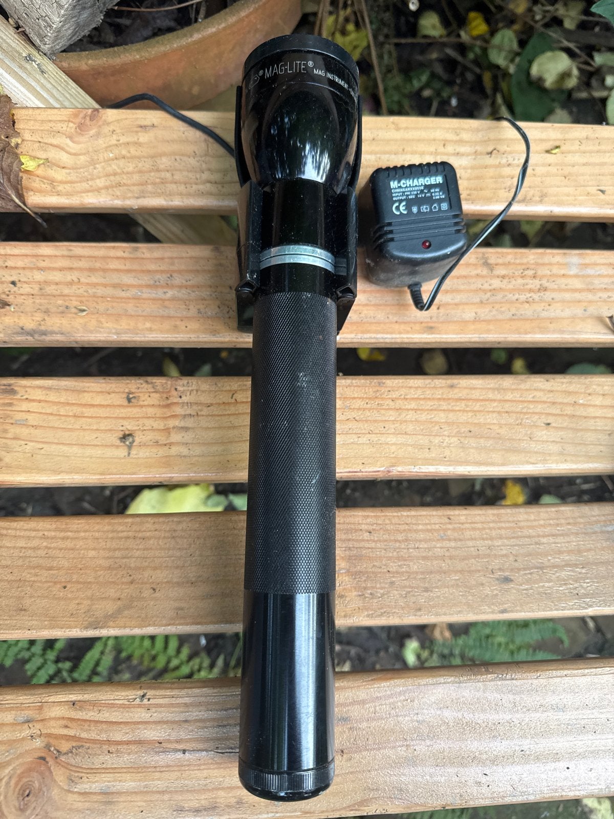 Mag-Lite zaklamp 32cm met lader (accu aan vervanging toe), Ophalen of Verzenden, Gebruikt