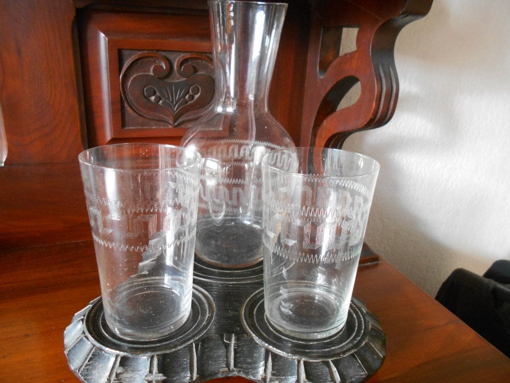 Antiek glas. Meander. Karaf met 2 glazen op houten blad, Ophalen of Verzenden
