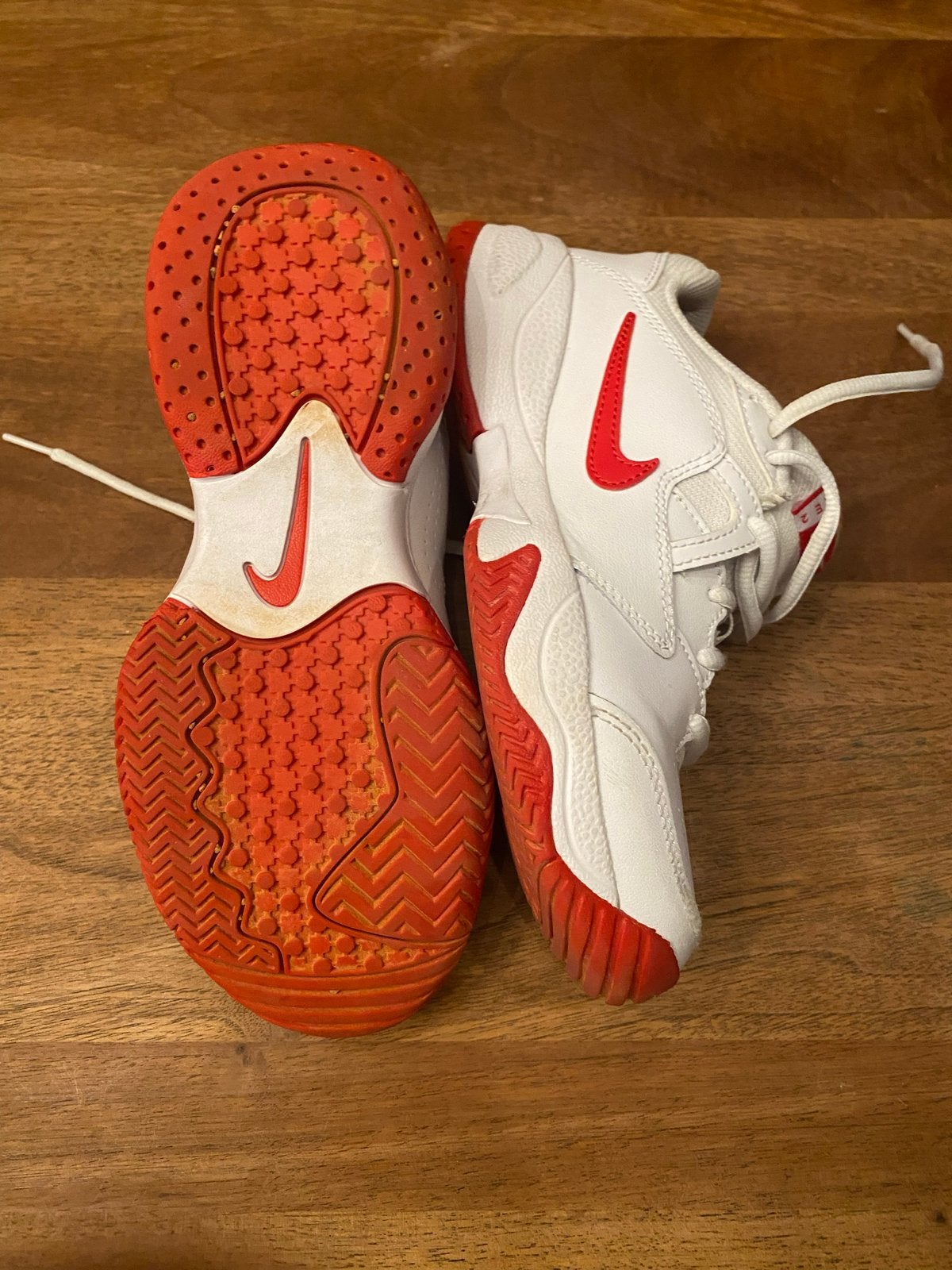 Nike Court Lite tennisschoenen - Wit/Rood - Maat 35.5, Kleding | Dames, Schoenen, Ophalen of Verzenden, Gedragen, Wit, Sportschoenen