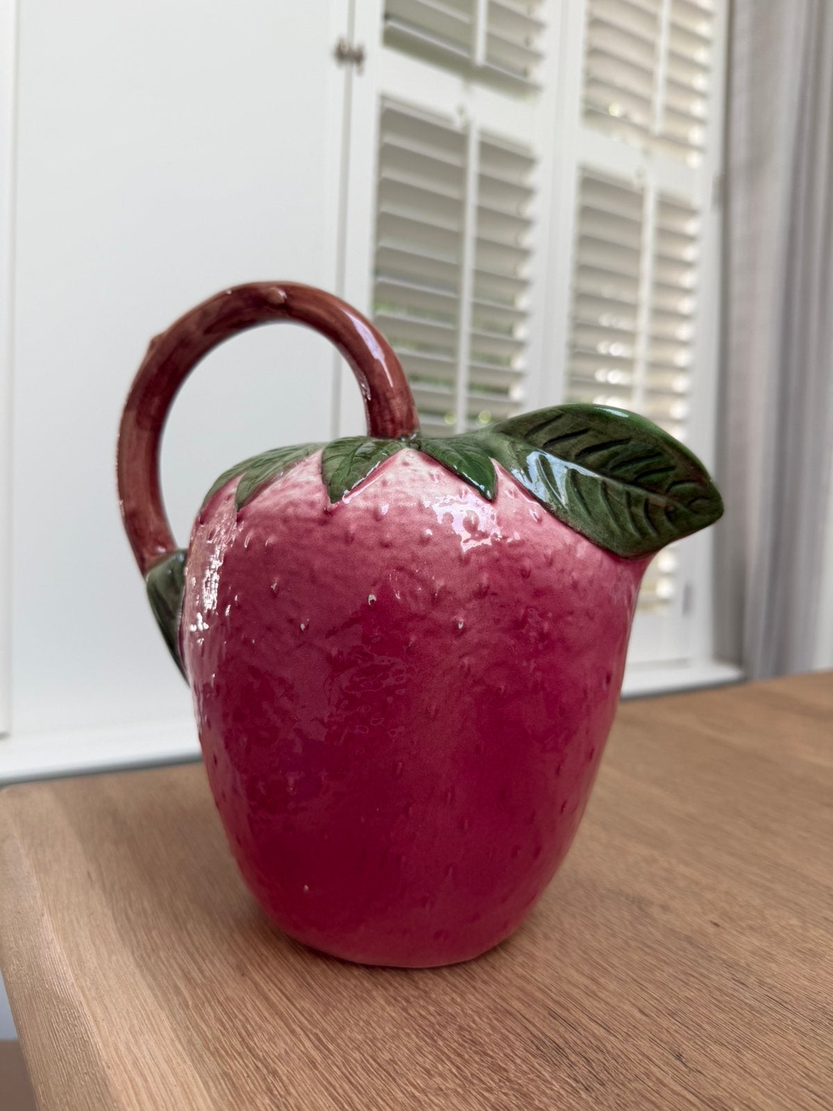 Mooie Franse  waterkan barbotine in vorm aardbei, Antiek en Kunst, Ophalen of Verzenden
