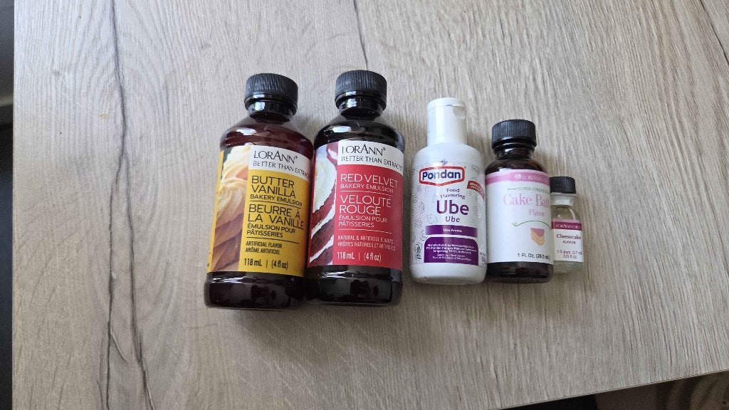 Verschillende bak smaken en extracten van LorAnn en Pondan, Ophalen