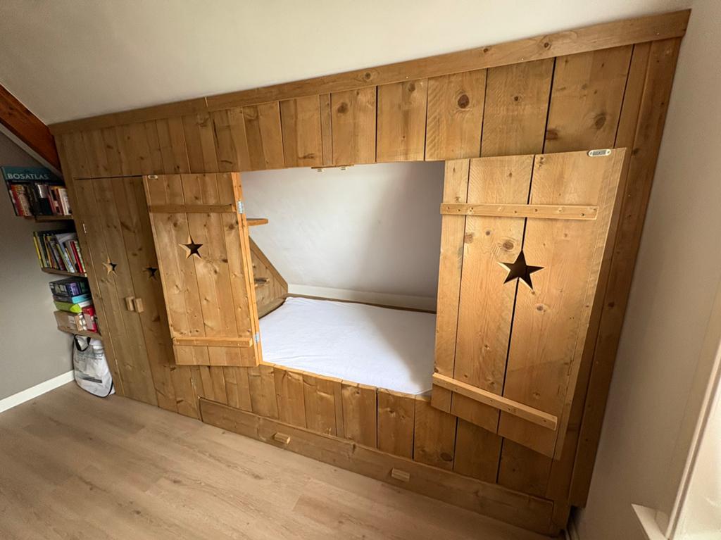 Steigerhout bedstee / kinderbed met kast en bedla, Ophalen, Gebruikt, 100 cm of meer, Lattenbodem