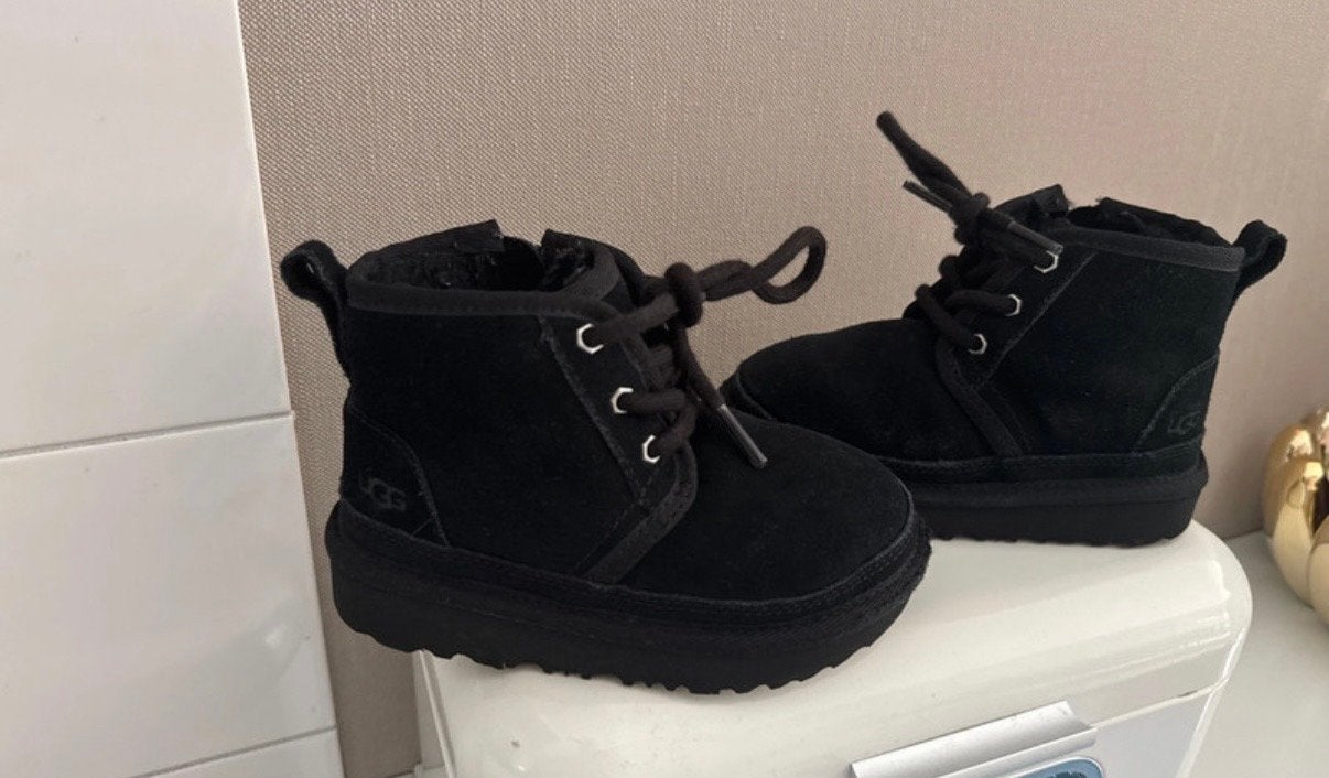 Uggs schoenen maat 25 - Zwart, met gebruikssporen, Gebruikt, Jongen of Meisje, Schoenen, Ophalen of Verzenden