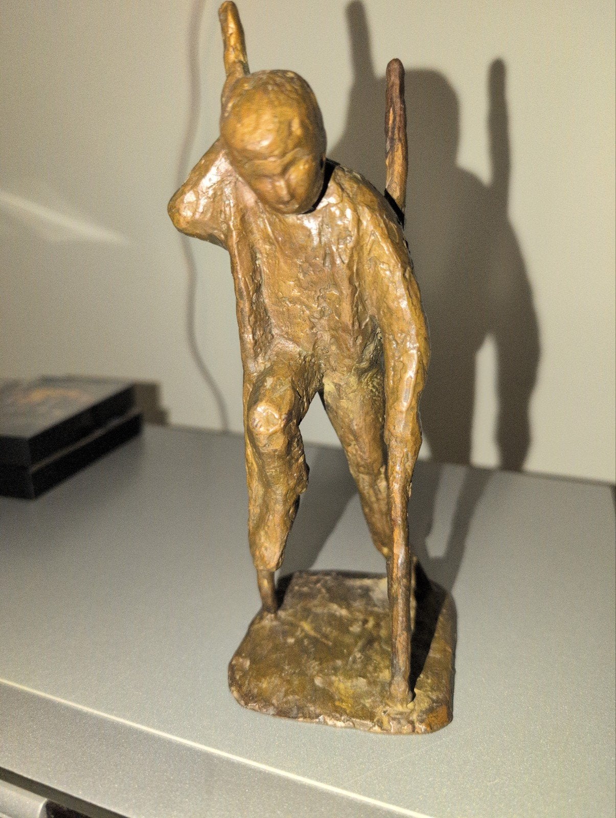 Bronzen beeldje 'De Steltloper', Antiek en Kunst, Ophalen, Minder dan 20 cm, Beeld, Man