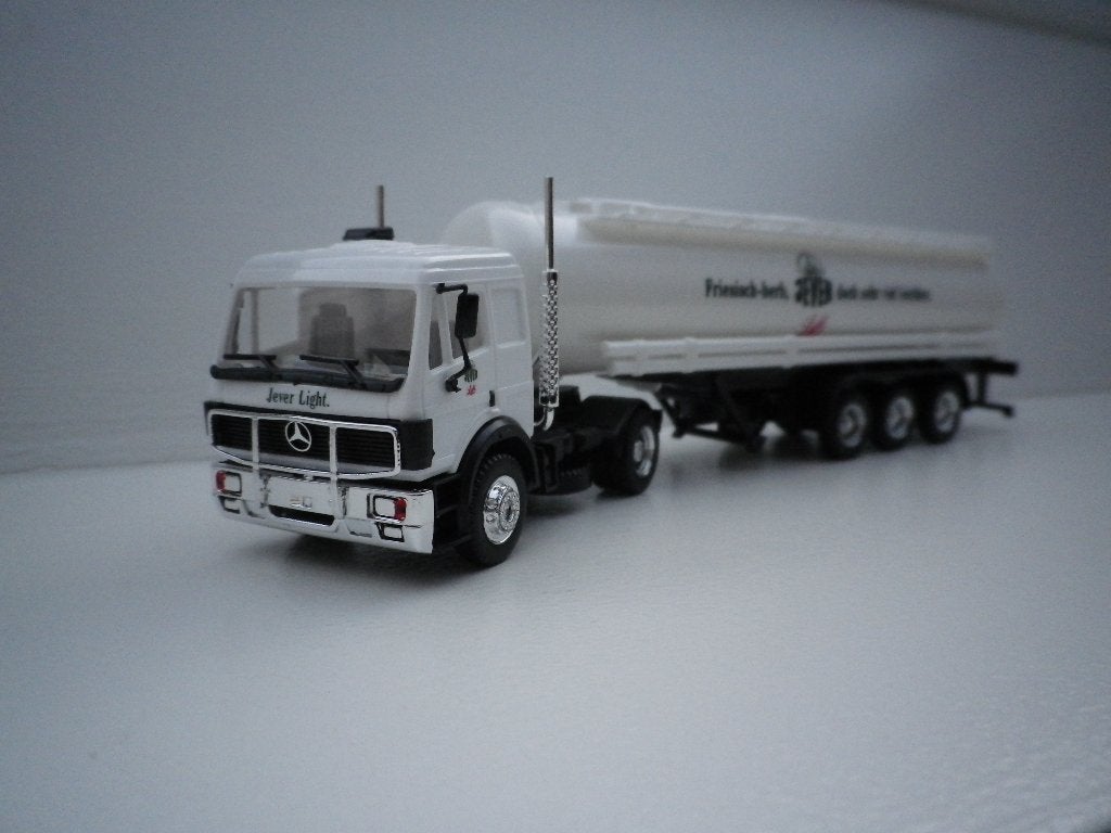 Herpa Mercedes SK tank trailer Jever Light bier, Hobby en Vrije tijd, Ophalen of Verzenden, Gebruikt, Bus of Vrachtwagen, Herpa