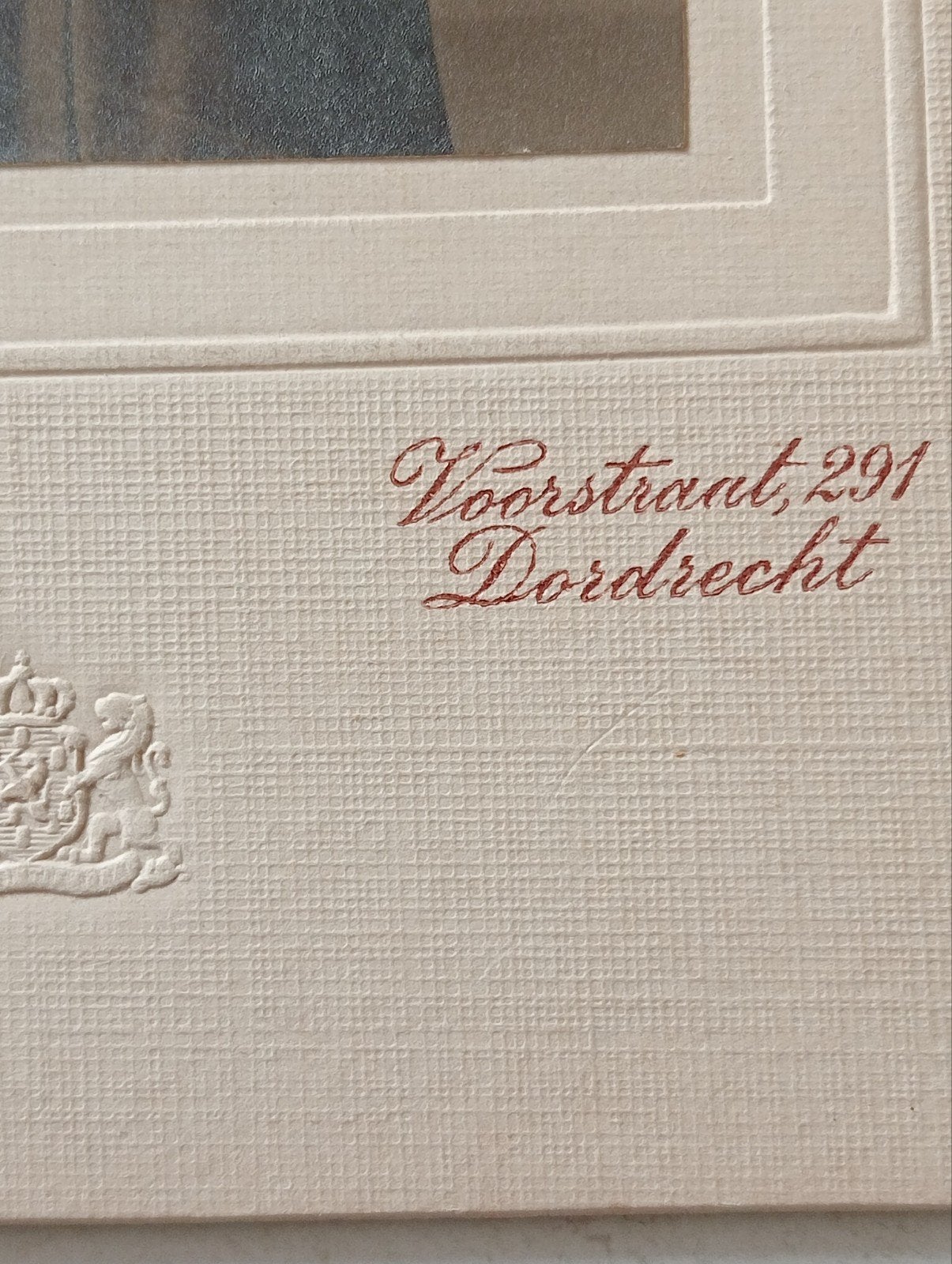 Antieke foto van vrouw met bloem en decoratief object, Gebruikt, Foto, Ophalen of Verzenden, Voor 1940