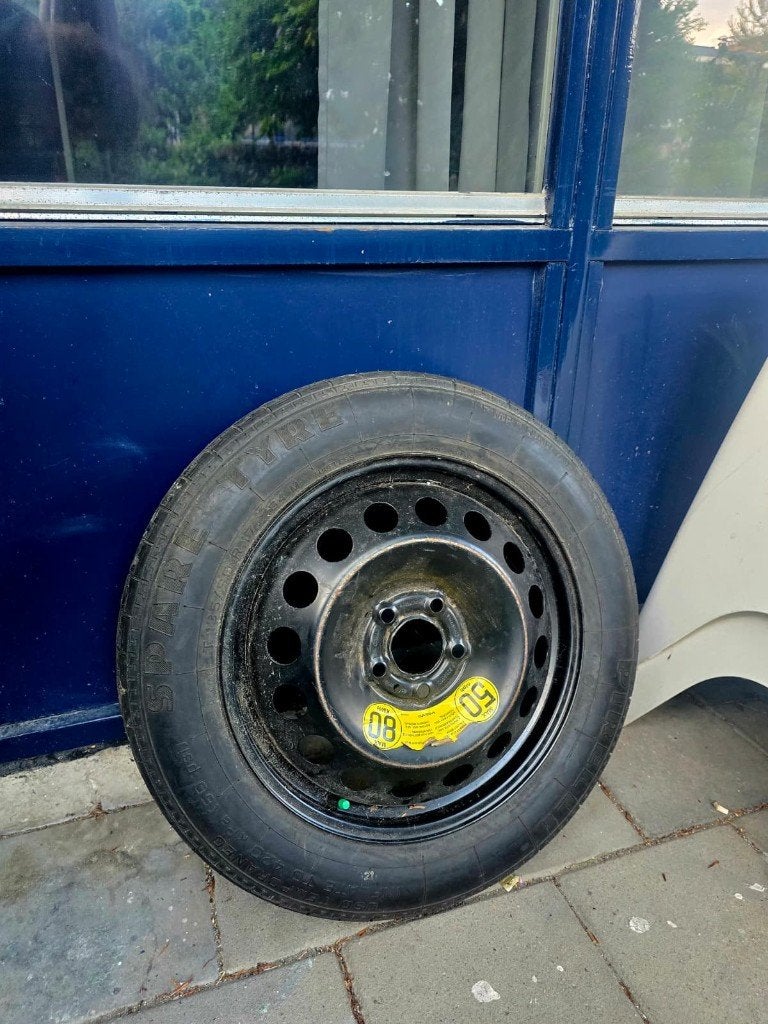 Origineel Volvo V70 Thuiskomer Reservewiel 135/90 R17, Auto-onderdelen, Banden en Velgen, Ophalen, Gebruikt, Banden en Velgen