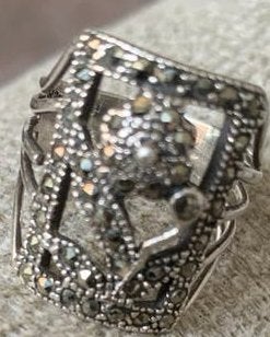 Vintage Zilveren ring met gedetailleerd opengewerkt design, Met kristal, Gebruikt, Ophalen of Verzenden, 17 tot 18