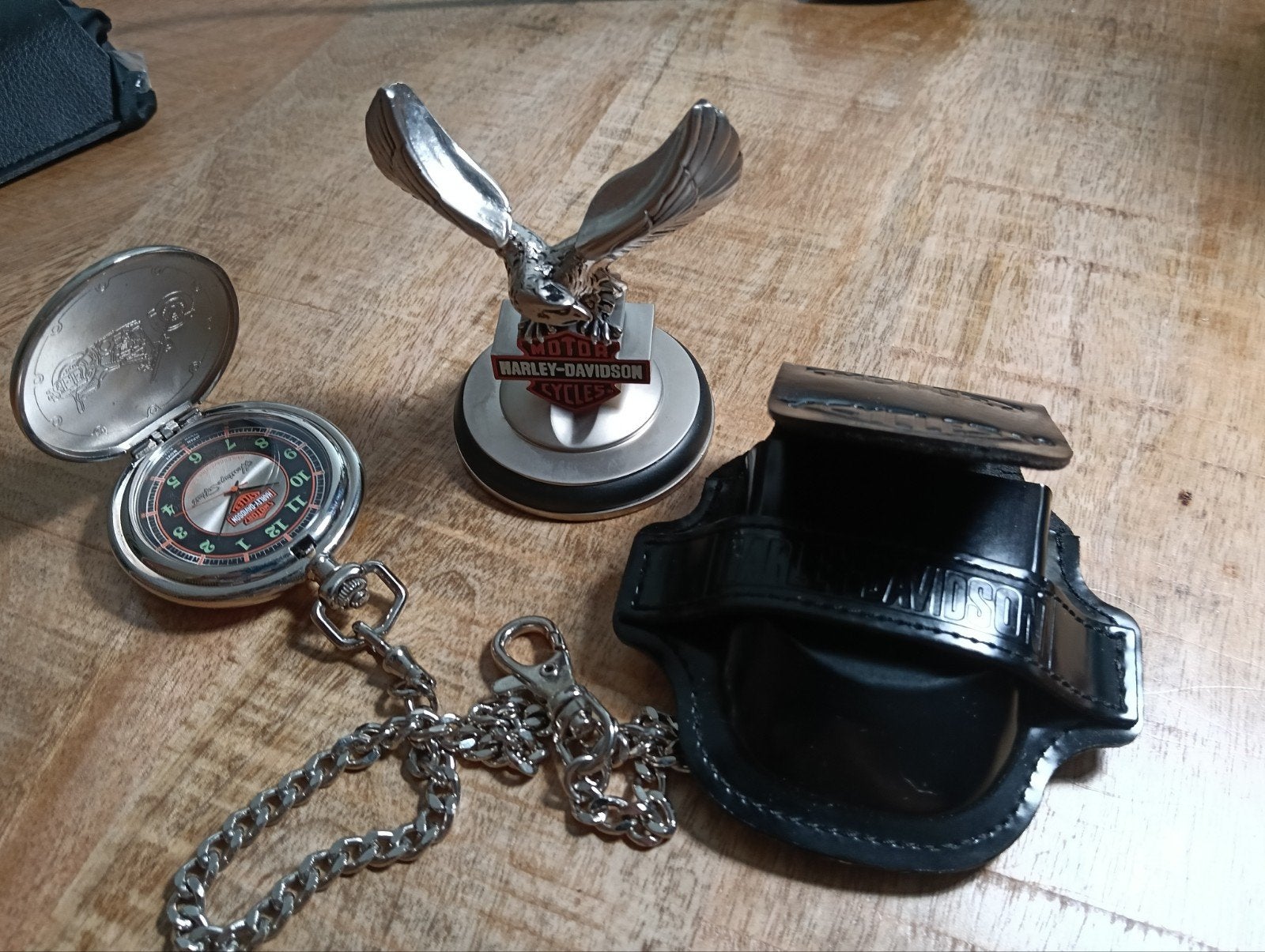 Harley-DavidsonMotor, Zakhorloge met standaard en lederen ho, Ophalen of Verzenden, Zo goed als nieuw, Motoren