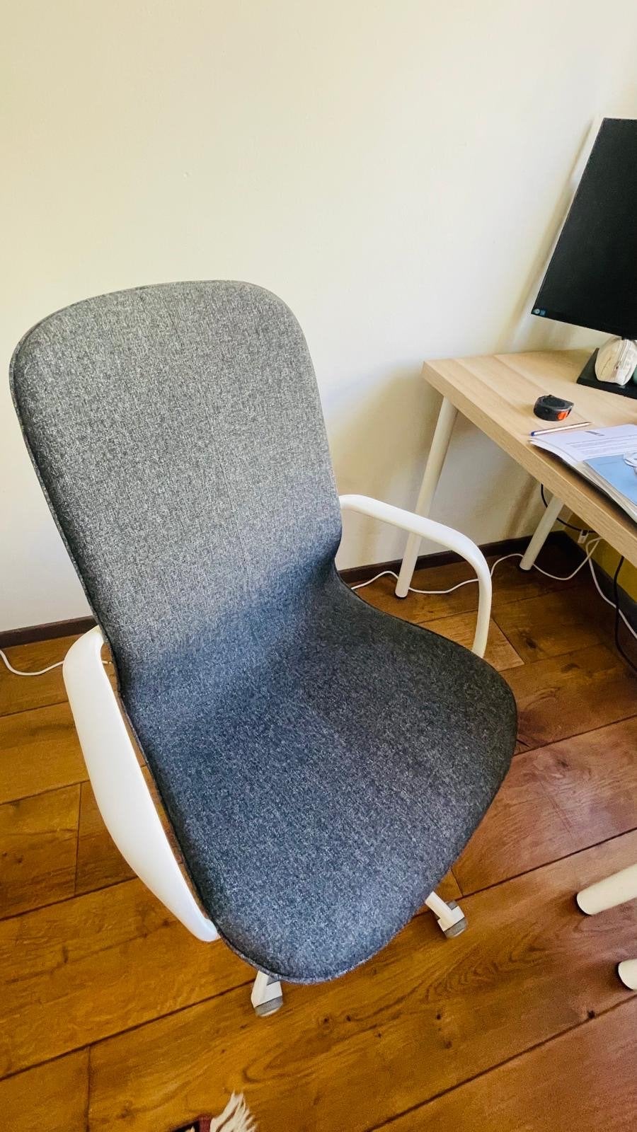 Two Ikea LÅNGFJÄLL office chairs, gray and rose, Ophalen, Zo goed als nieuw, Grijs, Bureaustoel