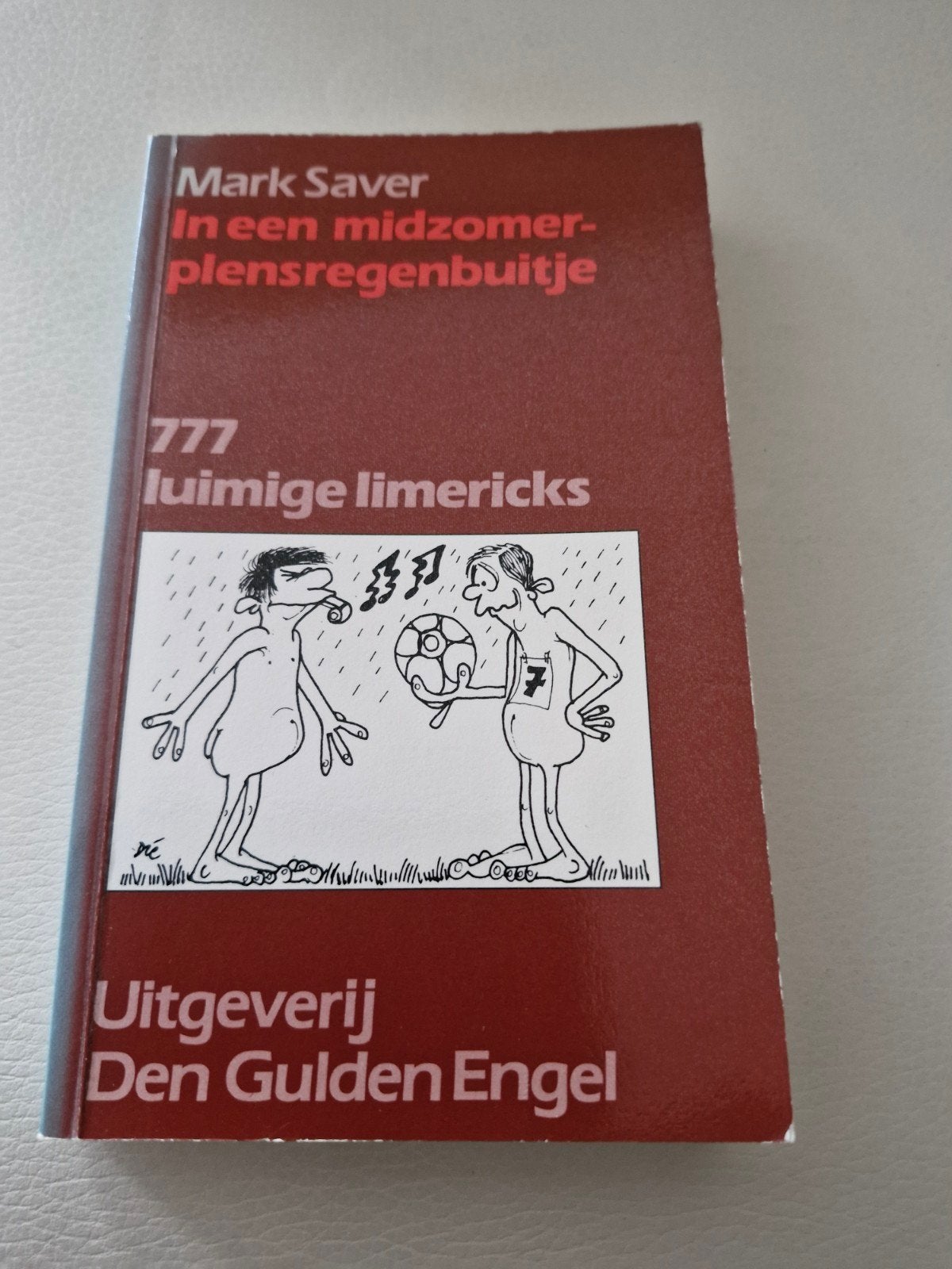 Mark Saver - In een midzomer-plensregenbuitje (1986), Boeken, Ophalen of Verzenden, Zo goed als nieuw, Mark Saver, Nederland