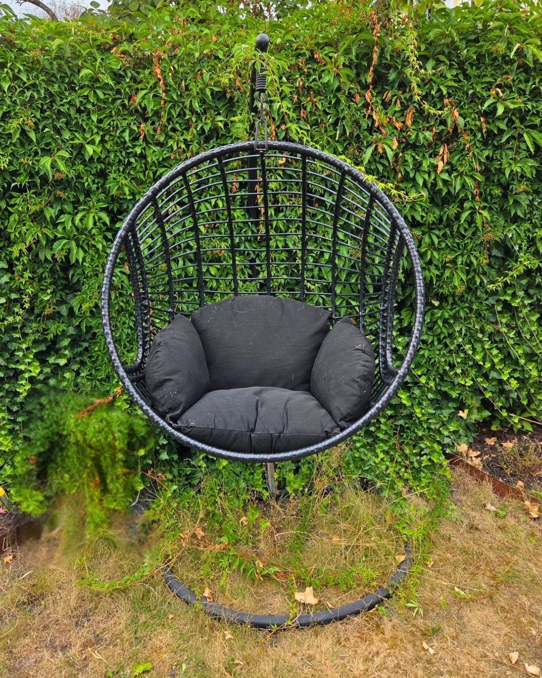 Hangstoel/hangei met standaard en kussen, zwart, Tuin en Terras, Ophalen, Gebruikt, Metaal