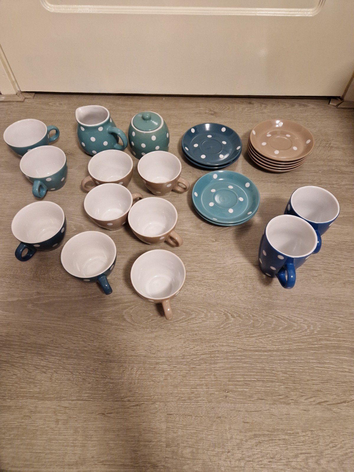 Servies met stippen - kopjes, schotels, melkkan, suikerpot, Huis en Inrichting, Keuken | Servies, Gebruikt, Overige merken, Keramiek
