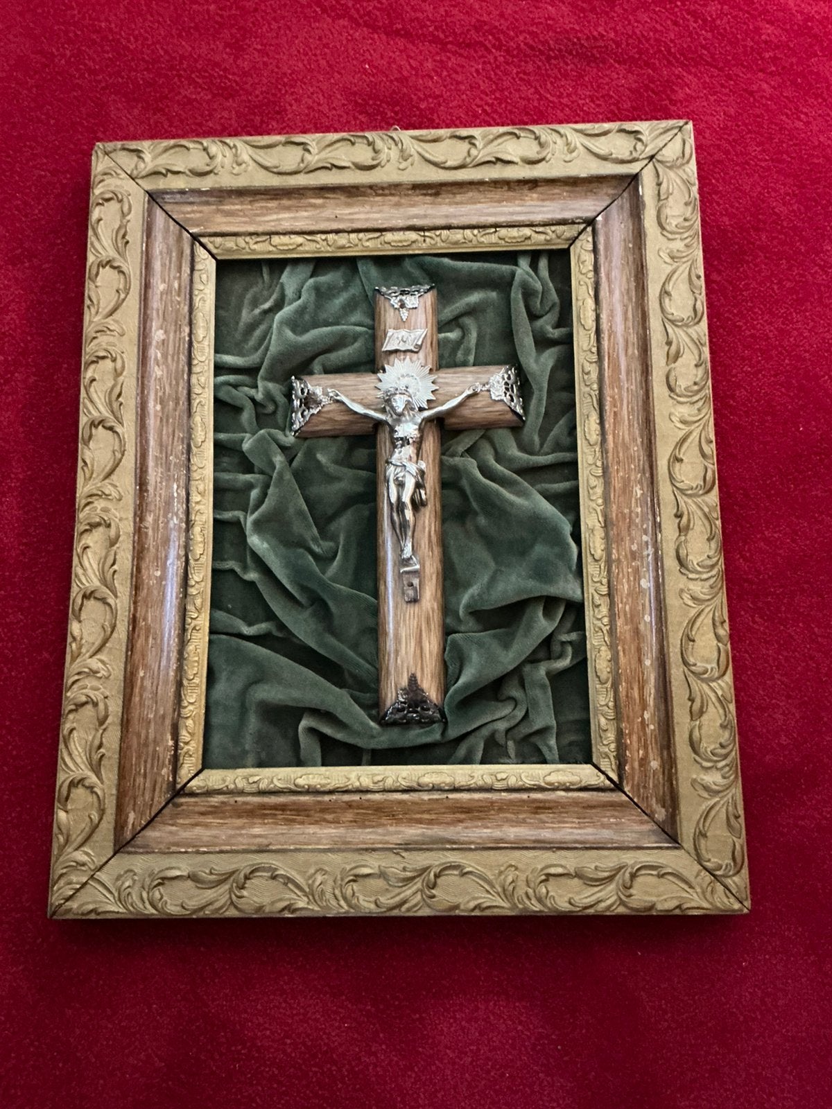 Antiek Kruisbeeld op fluweel ❤️ ingelijst in houten lijst, Ophalen of Verzenden