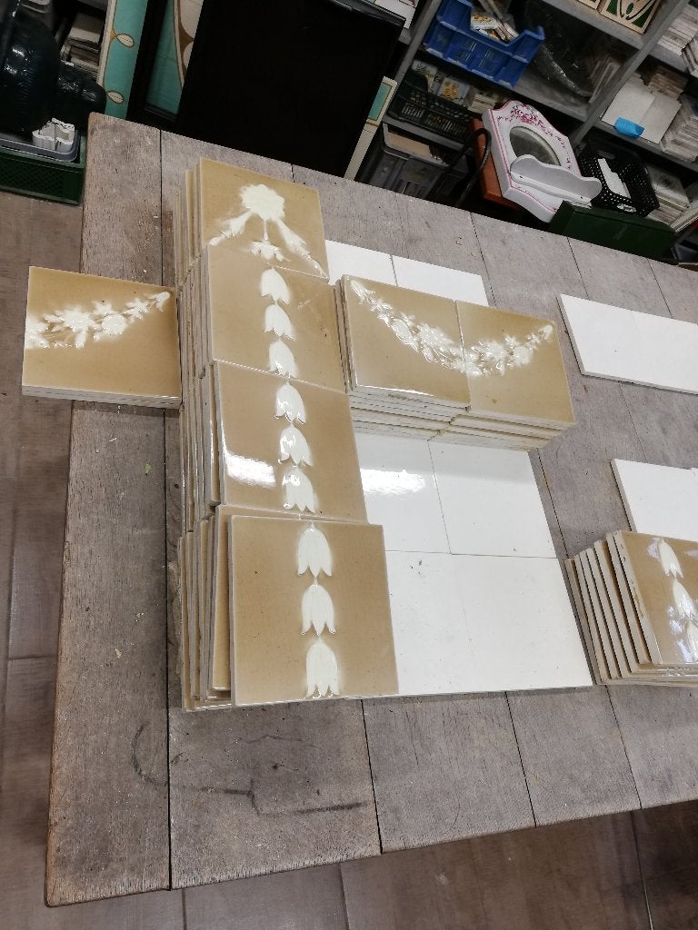 61,5hx368br Art nouveau tegelwand taupe/cremewit, tulpjes, Ophalen