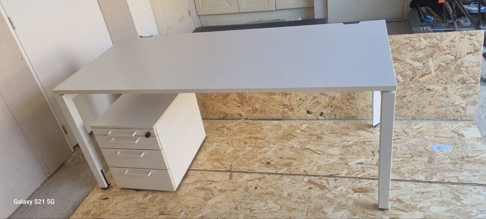 Wit steelcase bureau met ladeblok en verstelbare poten, Huis en Inrichting, Ophalen, Gebruikt, 180 cm, Spaanplaat of MDF