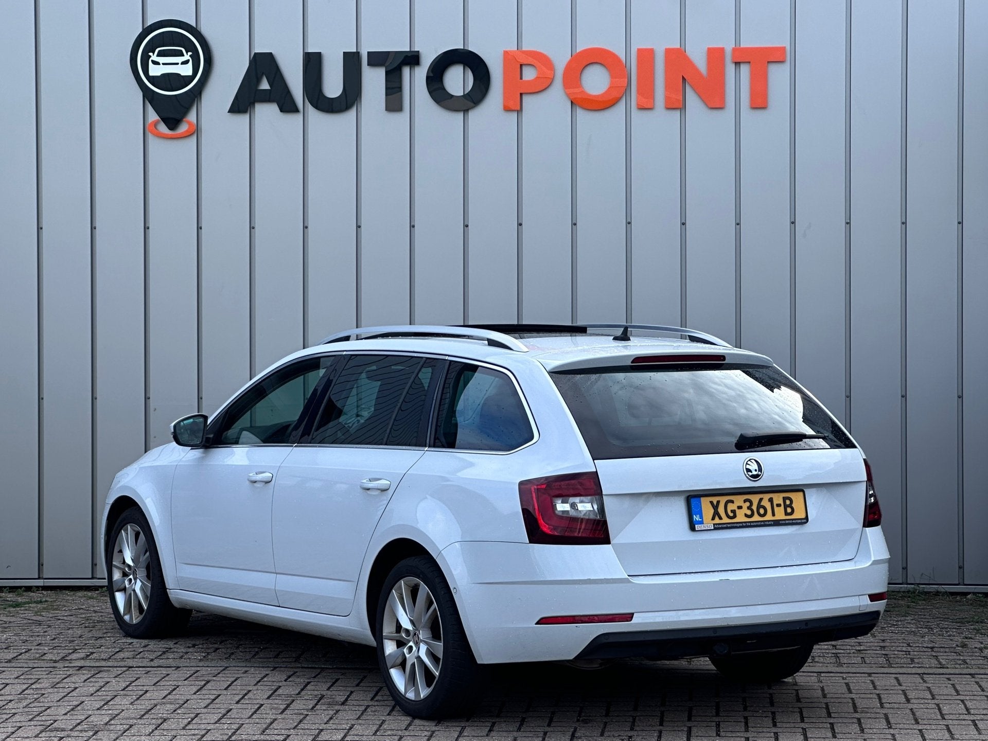 Skoda Octavia Combi 1.5 TSI BUSSINESS PANO TREKHAAK LED CANT, Stof, 4 cilinders, 150 pk, Wit