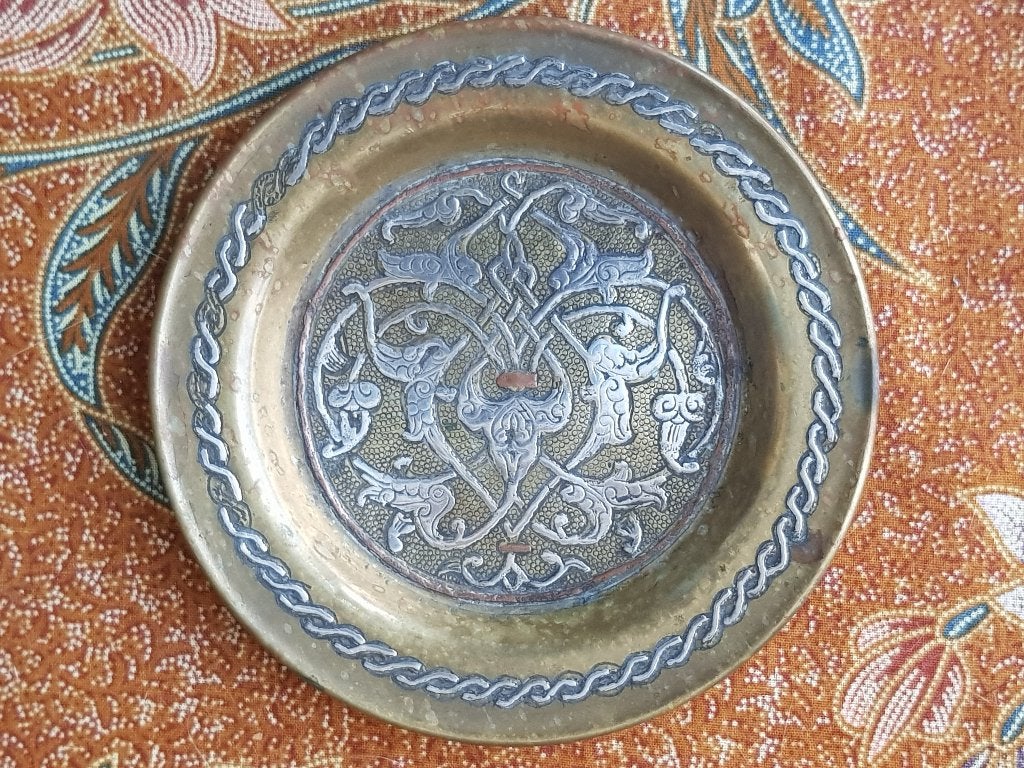 Mooi antiek Oosters bordje van bewerkt koper 12 cm., Antiek en Kunst, Handgemaakt, Overige typen, Ophalen of Verzenden, Meerkleurig