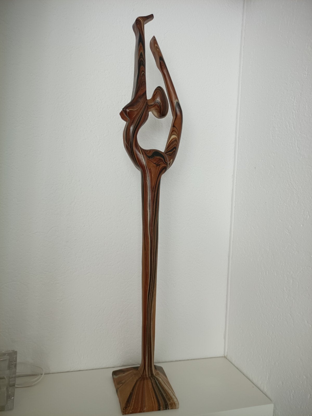 Houten sculptuur van een danseres, Ophalen
