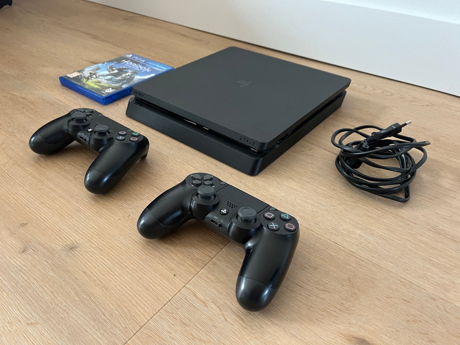 PlayStation 4 Slim met 2 controllers en Horizon Zero Dawn, Met 2 controllers, Ophalen of Verzenden, Zo goed als nieuw, Slim