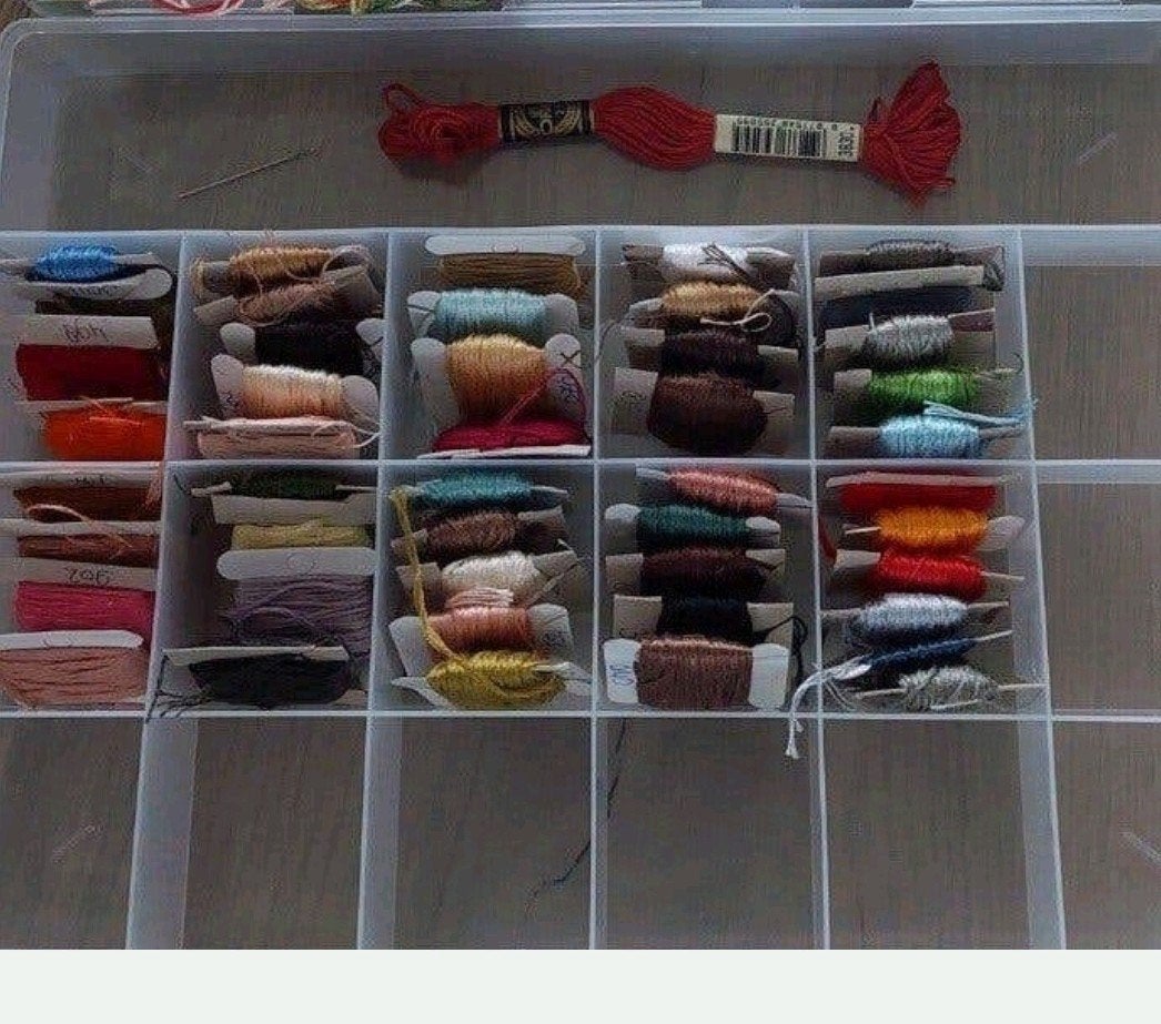 1 STRENG DMC BORDUURGAREN + DOOS  GENUMMERD DMC BORDUURZIJDE, Hobby en Vrije tijd, Ophalen of Verzenden, Nieuw, Handborduren, Borduurgaren of Zijde