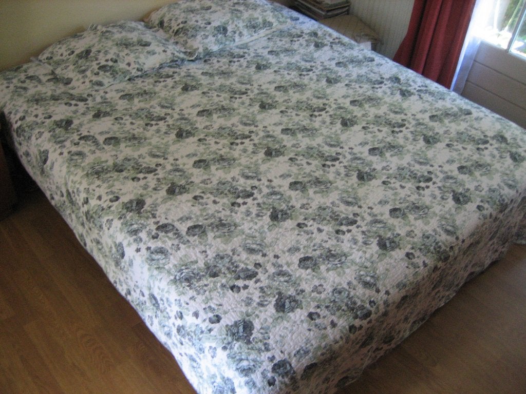 Nieuw,mooie quilt / sprei met bloemen met twee kussenslopen, Ophalen of Verzenden, Nieuw, Tweepersoons, Sprei
