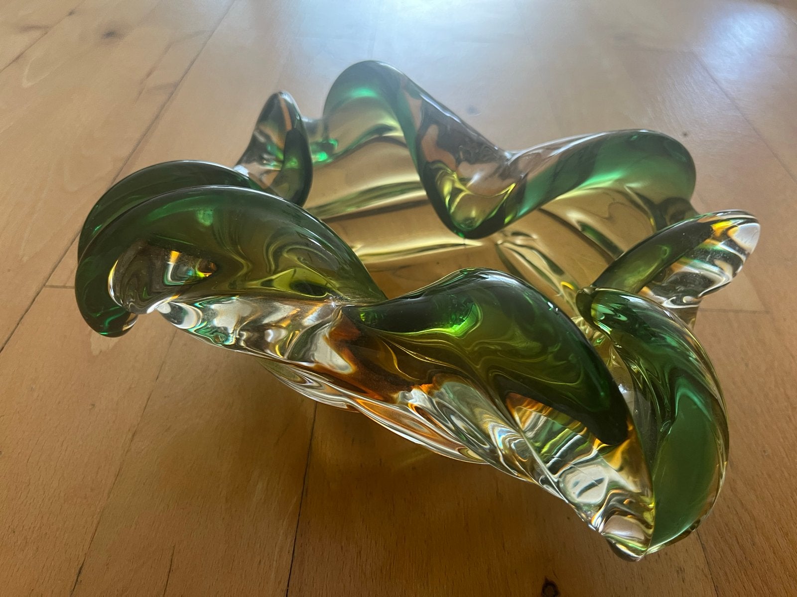 Decoratieve glazen schaal, groen en amberkleurig, Antiek en Kunst, Ophalen of Verzenden