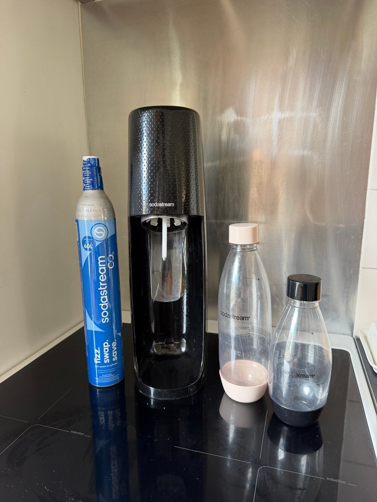 SODASTREAM met nieuwe CO2 cilinder en twee flessen, Kunststof, Ophalen of Verzenden, Zwart, Overige merken