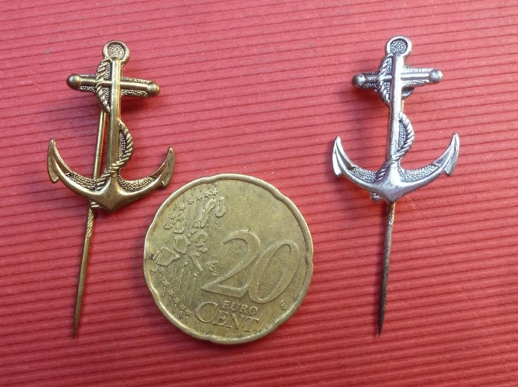 2x leuk oud speldje van KOOPVAARDIJ   ankers zilver/goudkl., Ophalen of Verzenden, Zo goed als nieuw, Transport, Speldje of Pin