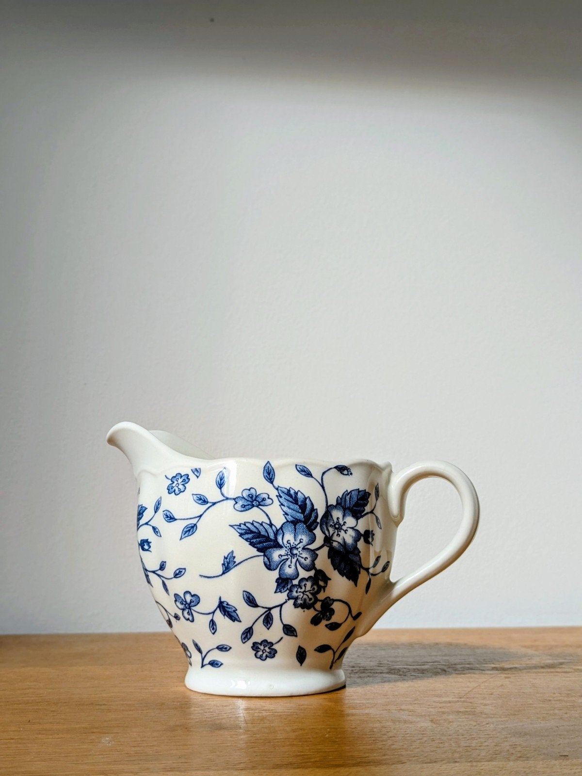 Vintage W.H. Grindley melkkannetje / kan "Bouquet", Overige merken, Verzenden, Keramiek, Overige typen