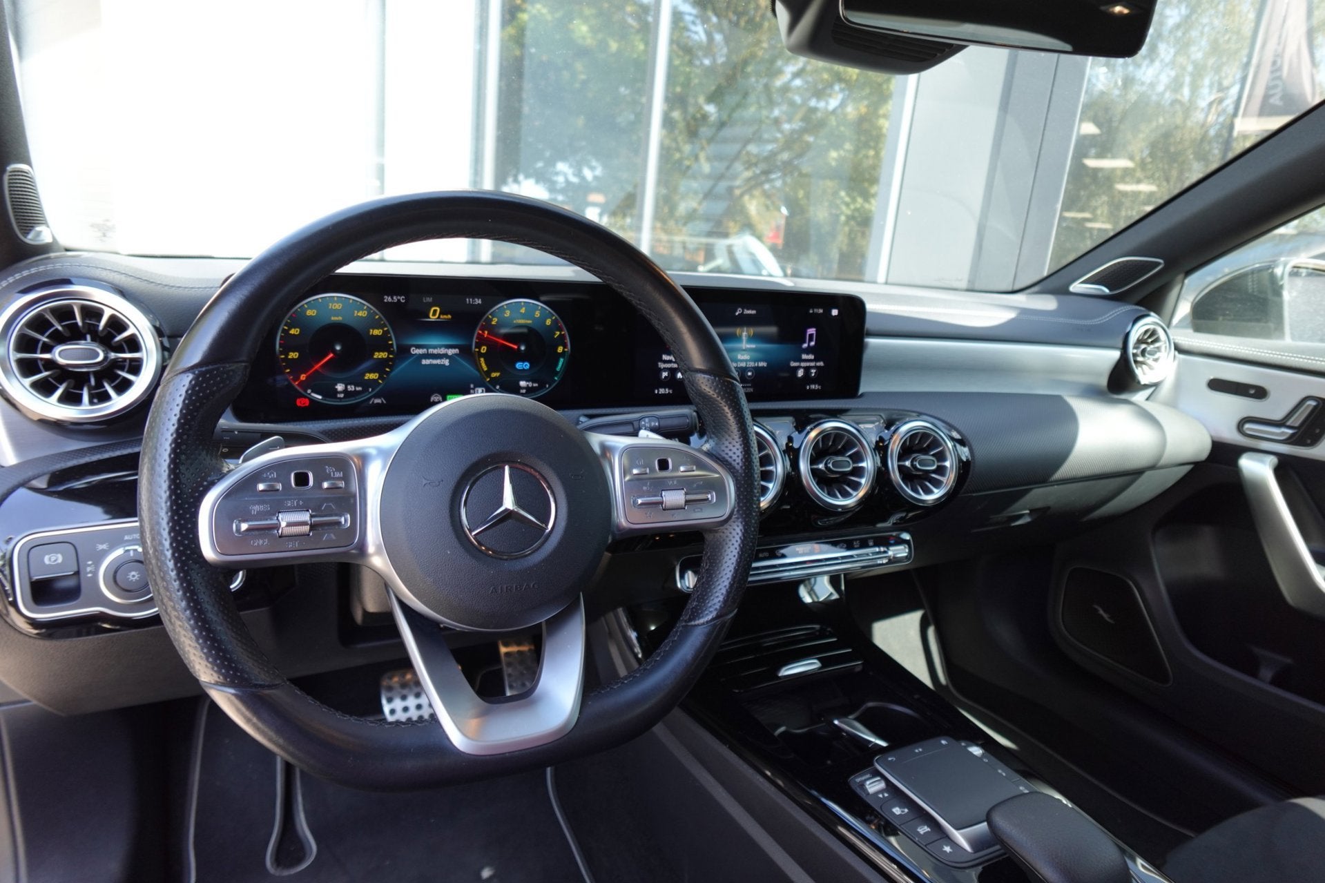 Mercedes-Benz A-klasse 250 e Business Solution AMG PANO HUD, Auto's, Dealer onderhouden, Gebruikt, 4 cilinders, Bedrijf