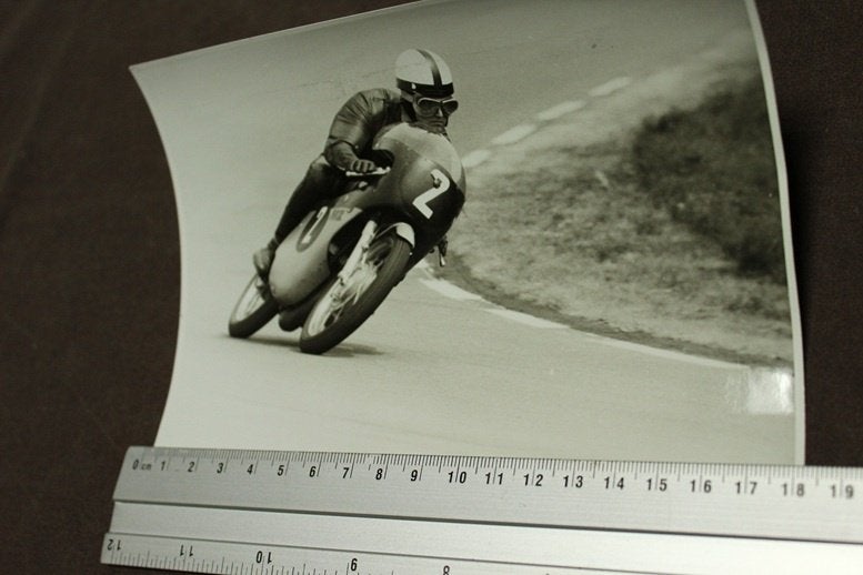 Foto coureur Günter Bartusch op MZ racer, Ophalen of Verzenden, Gelezen