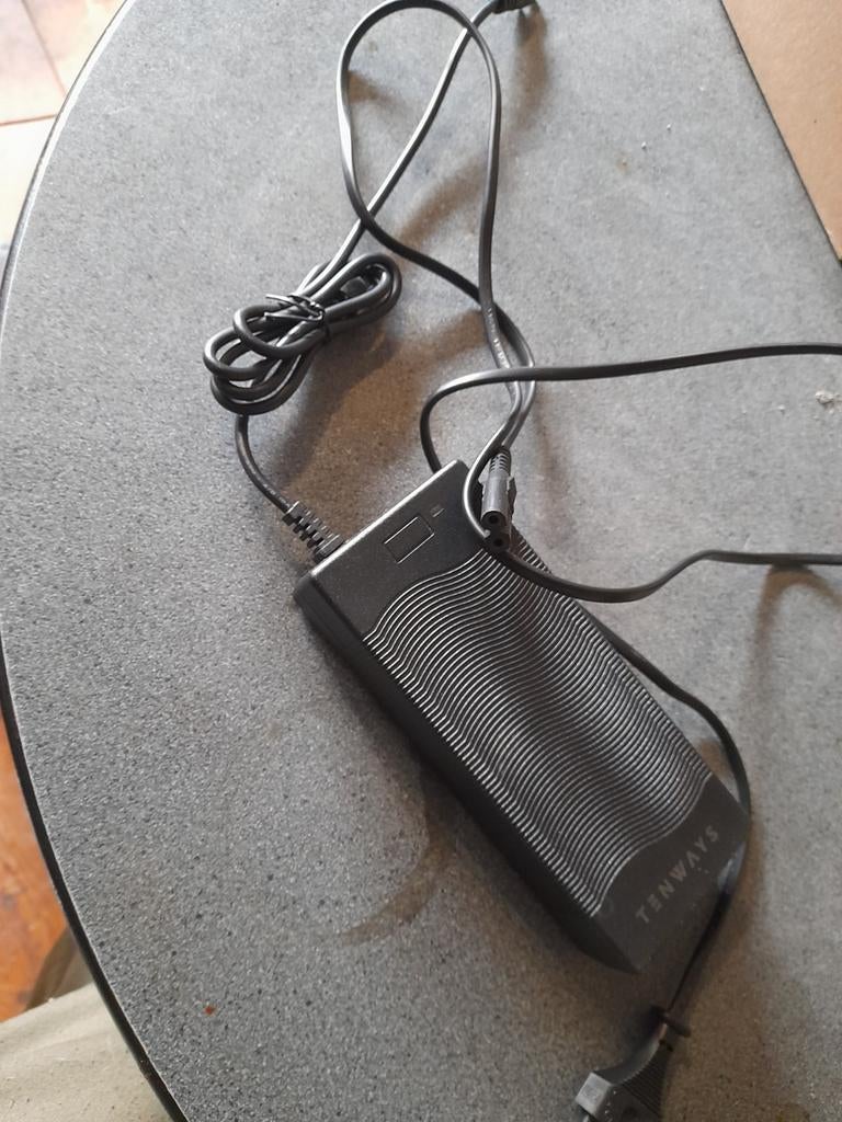 Tenways acculader als nieuw, N, Zo goed als nieuw, H, Zadel