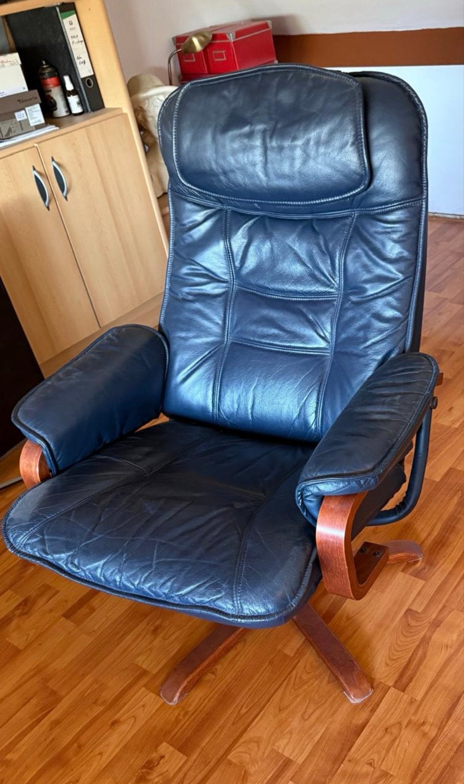 Lederen Relaxstoelen: Blauw (verstelbaar) en Bordeaux, Huis en Inrichting, Ophalen, Gebruikt, Twee, Overige kleuren