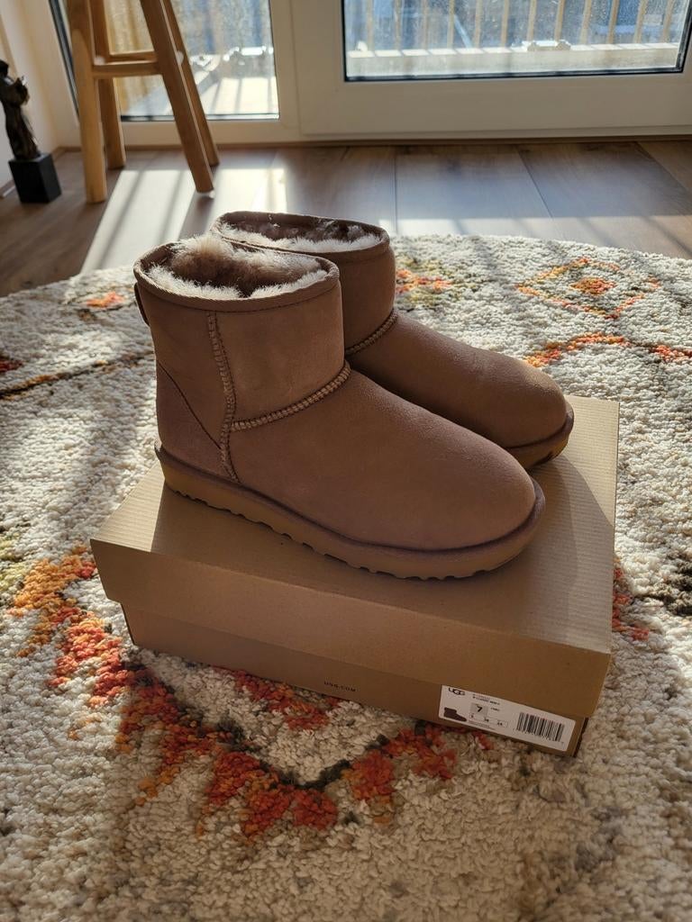 Uggs classic mini maat 38, Kleding | Dames, Schoenen, Ophalen of Verzenden, Zo goed als nieuw, Bruin