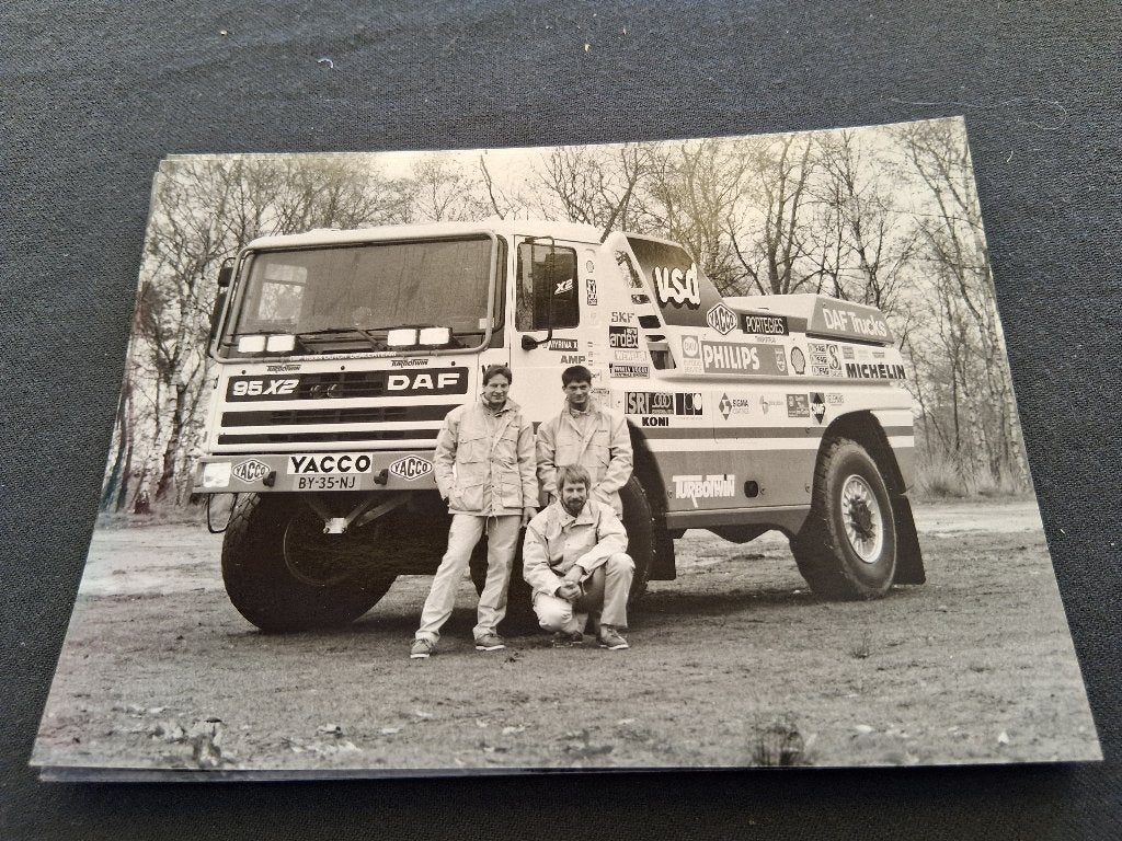 persfoto DAF 95 X2 met team Paris-Dakar 1988 – zwartwit, Verzamelen, Ophalen of Verzenden, Zo goed als nieuw, Auto's