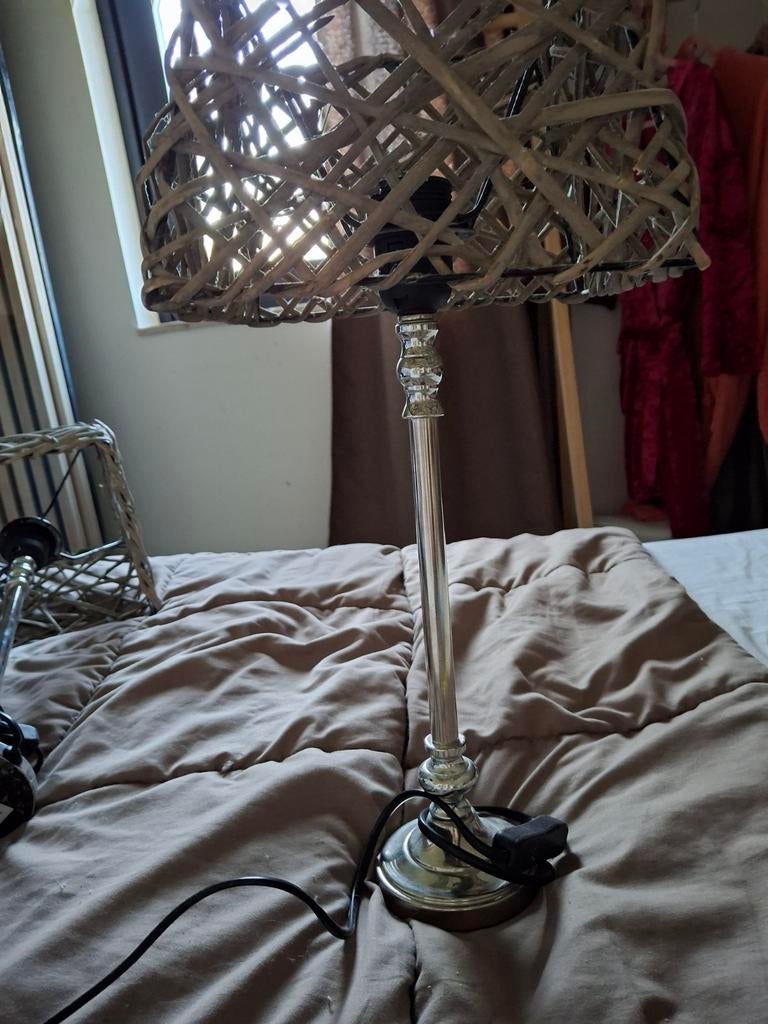 Set van 2 zilveren tafellampen met rieten kap, Ophalen, Modern, landelijk, 50 tot 75 cm, Overige materialen