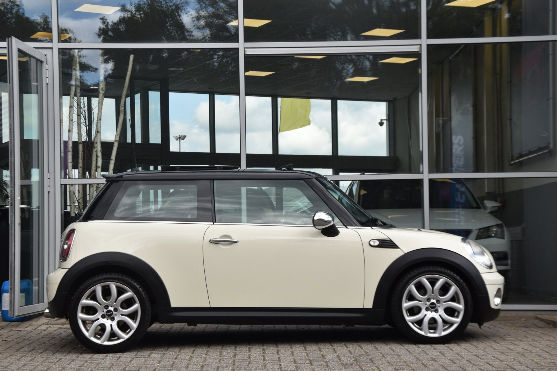 Mini 3-Deurs Cooper 1.6 Chili | Panorama | PDC | Cruise | Bl, Voorwielaandrijving, Gebruikt, 4 cilinders, 4 stoelen