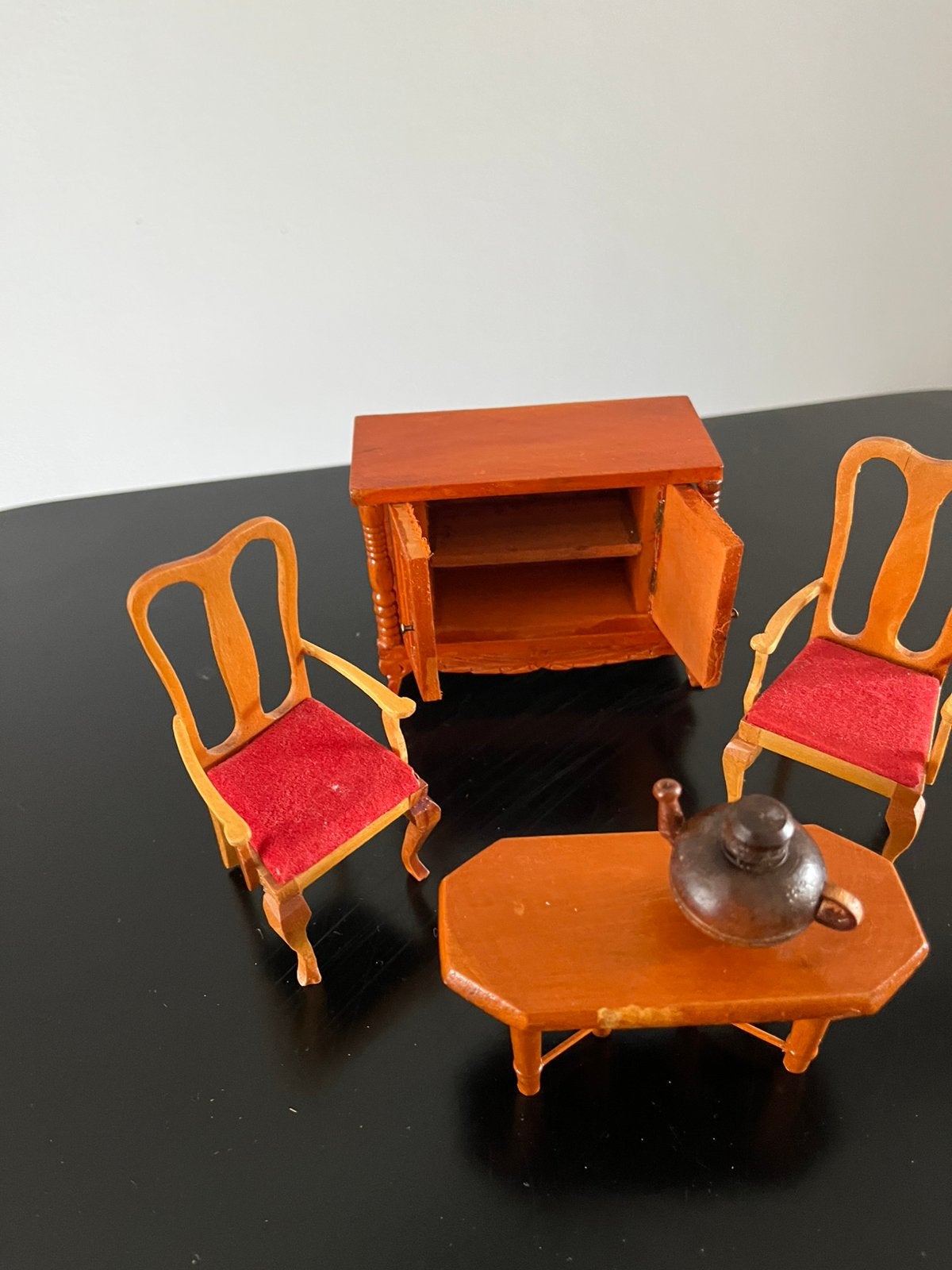 Poppenhuismeubels Hout theekastje 2 stoelen en tafel, Verzamelen, Poppenhuizen en Toebehoren, Ophalen of Verzenden, Zo goed als nieuw