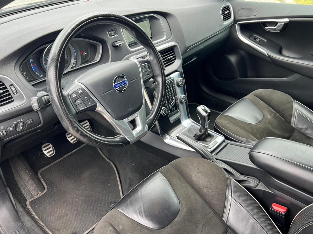 Volvo V40 2.0 D2 R-Design 2015 Xenon Leer Navi Trekhaak, Auto's, Volvo, Voorwielaandrijving, Zwart, 4 cilinders, 1969 cc