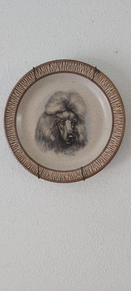 1 retro vintage wandbord poedel derick bown ongeveer 18 cm, Ophalen, Gebruikt, Hond of Kat, Beeldje of Figuurtje