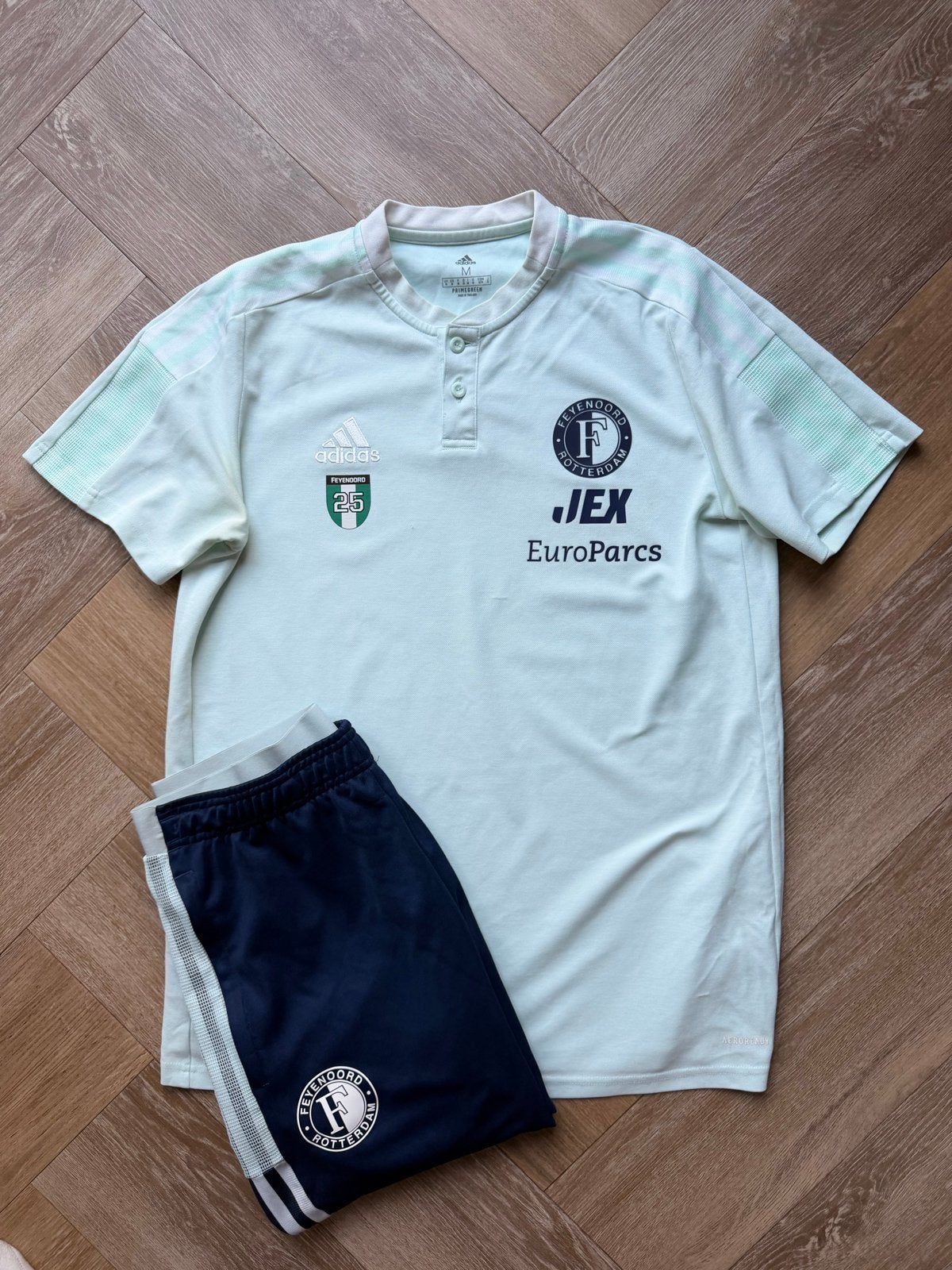 Feyenoord trainingsset Adidas maat M officeel spelersset, Ophalen of Verzenden, Voetbal, Gedragen, Meerkleurig