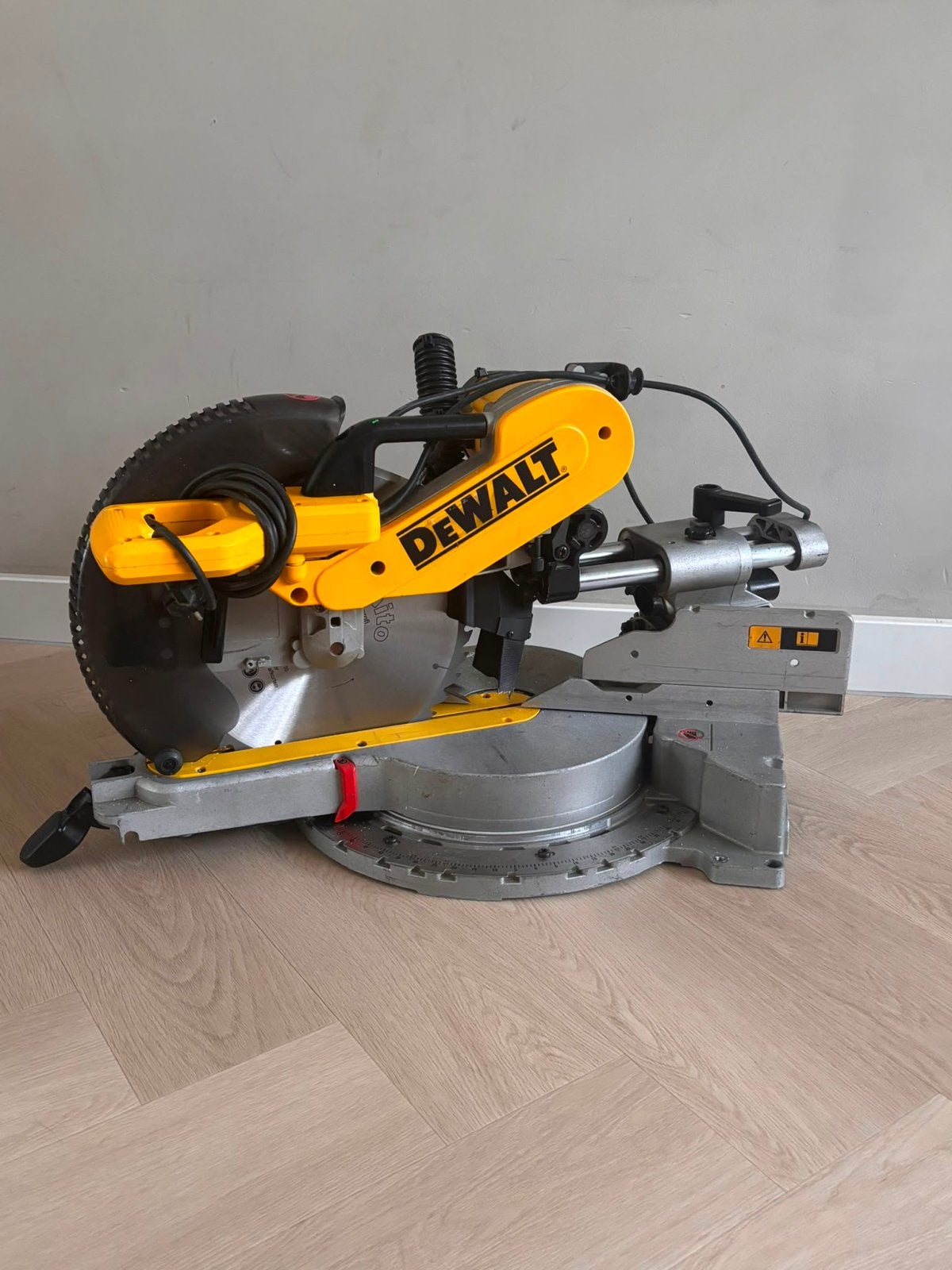 Dewalt Afkortzaag DW718 - Krachtige Zaag voor Precisiewerk, Doe-het-zelf en Verbouw, Ophalen, Gebruikt, 70 mm of meer, Afkortzaag