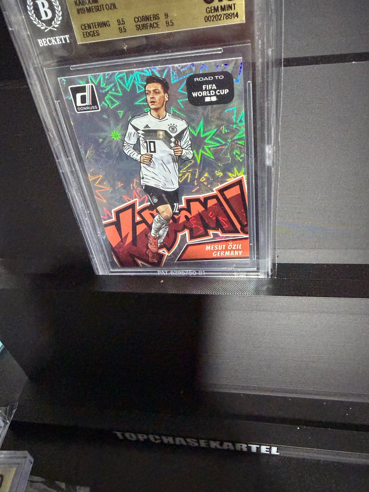 Mesut Özil Kaboom! Beckett 9.5 Gem Mint - Road to FIFA World, Ophalen of Verzenden, Zo goed als nieuw, Buitenlandse clubs, Spelerskaart