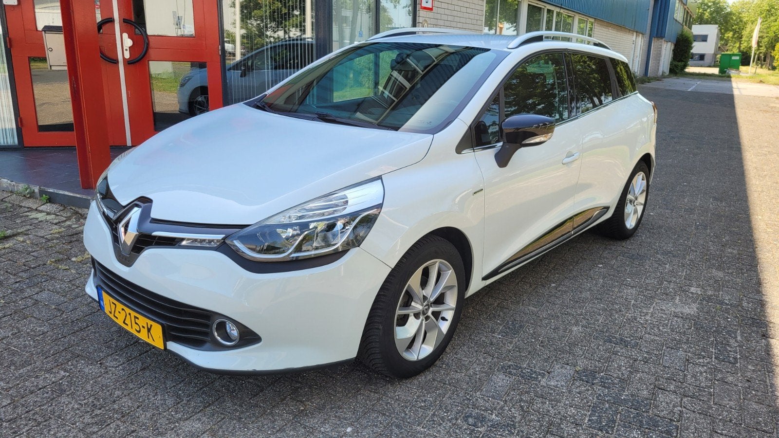 Renault Clio 0.9 TCE 90 Limited Estate 2016 Wit lage km nap, Voorwielaandrijving, 898 cc, Stof, 580 kg