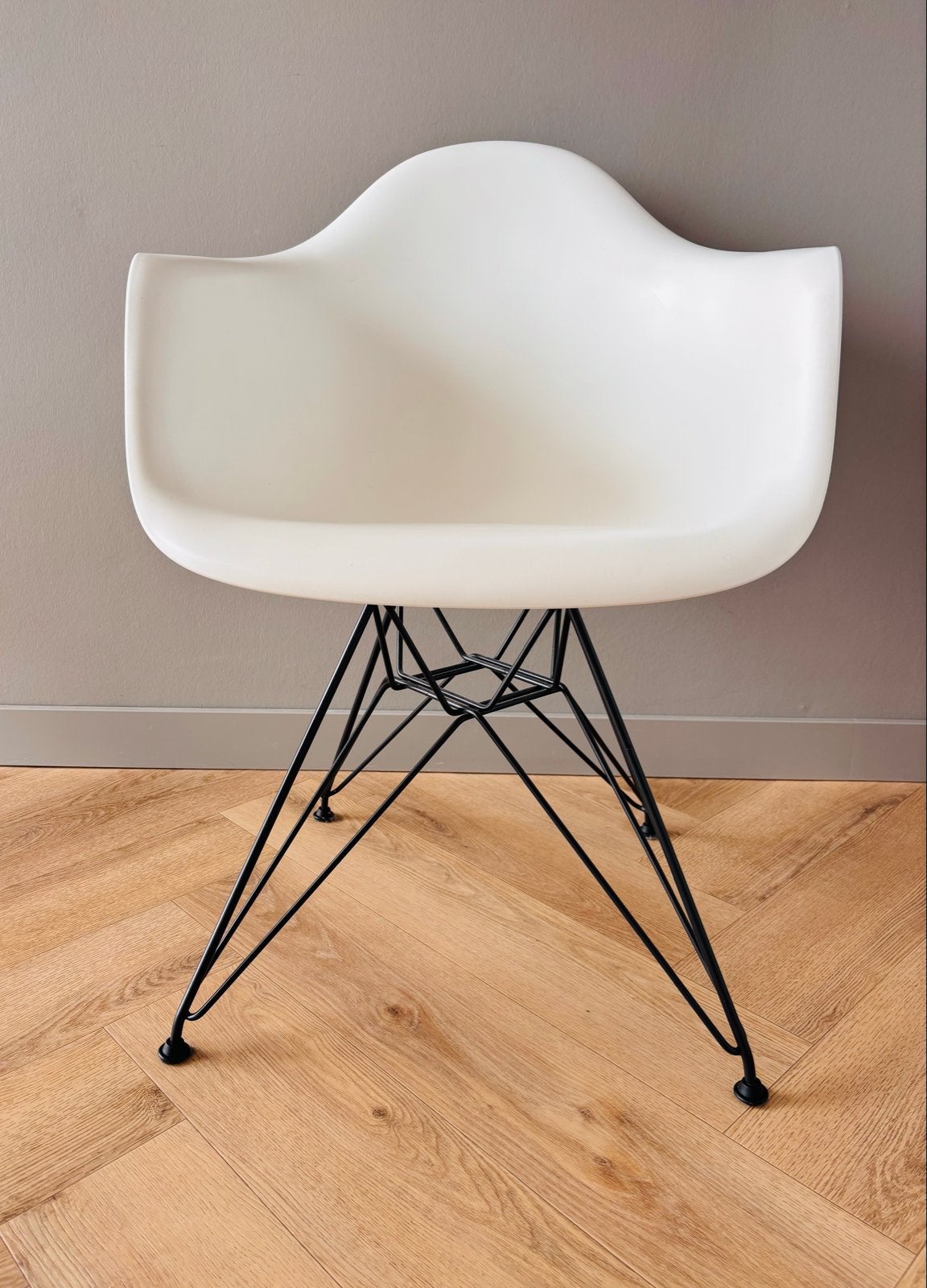 Vitra Eames Plastic Armchair DAW - Wit met Zwart onderstel, Huis en Inrichting, Ophalen, Kunststof, Wit, Zo goed als nieuw