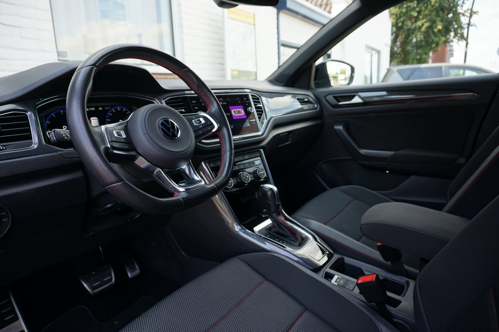 Volkswagen T-Roc 1.5 TSI 150pk R-Line Virtual|LED|Suzuka 19", Auto's, Volkswagen, Zwart, 4 cilinders, 150 pk, Bedrijf