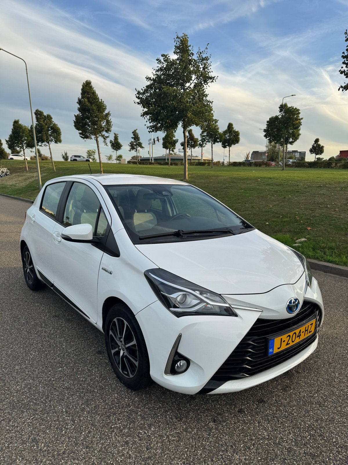 Foto 4 van Toyota Yaris 1.5 Hybrid 100pk 5D CVT 2018 Wit