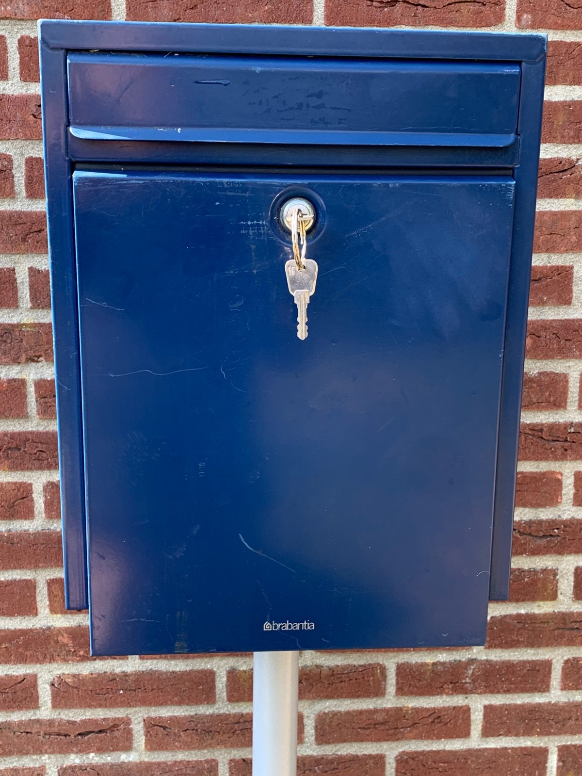 Brabantia brievenbus, donkerblauw met paal en betonvoet, Tuin en Terras, Brievenbussen, Ophalen, Gebruikt