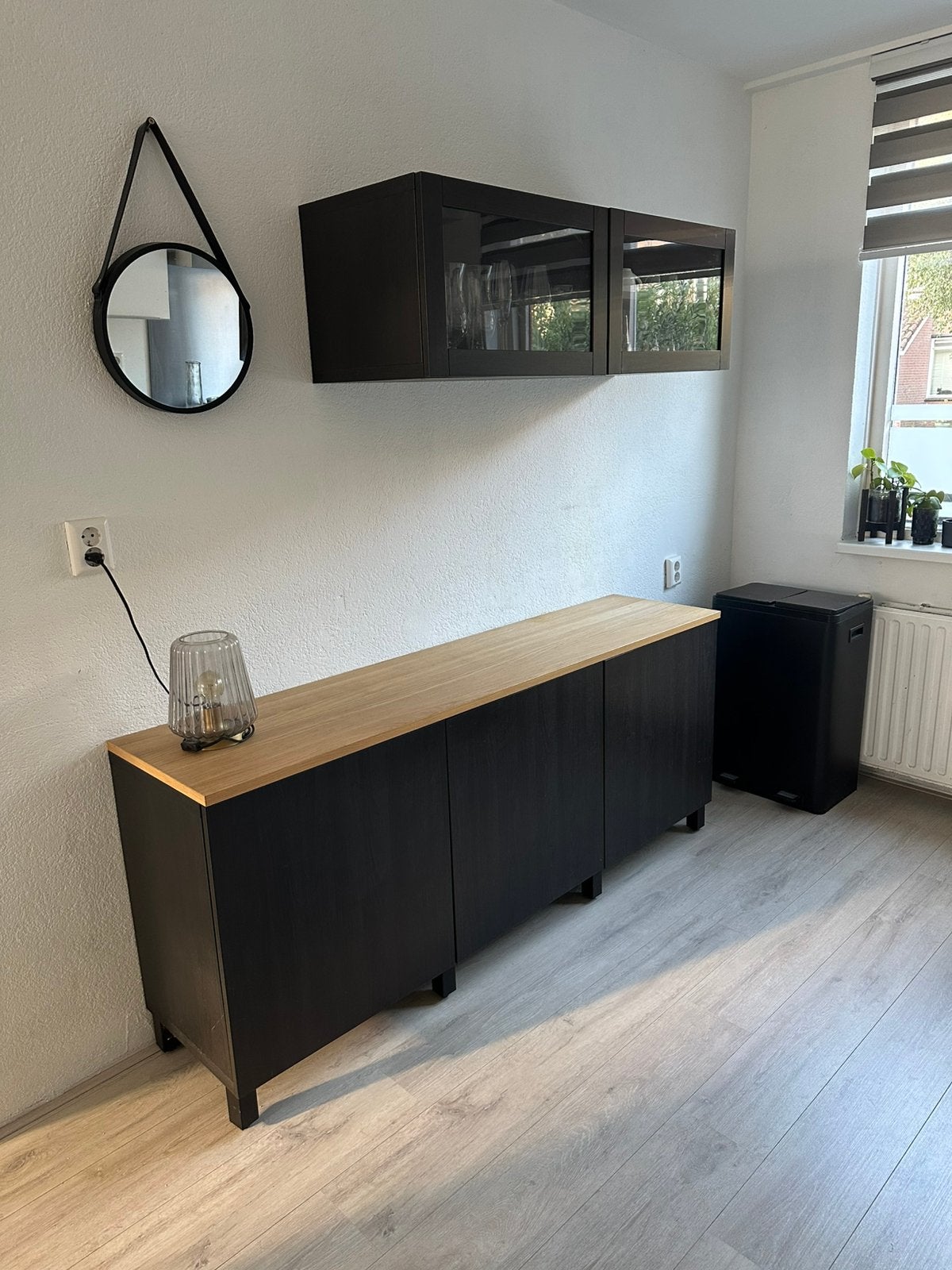 Zwarte kast Besta IKEA, houten blad + bijpassende wandkast, Ophalen, 150 tot 200 cm, Zo goed als nieuw, 25 tot 50 cm